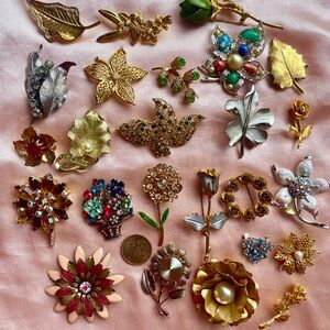 Vintage Lot of 25 Pins Brooches Enamel Rhinestone Floral brooches